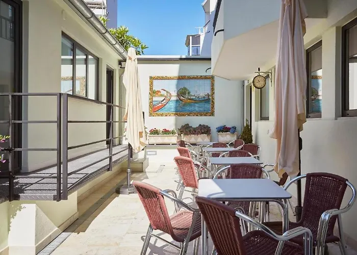 אכסניה & אבאירו